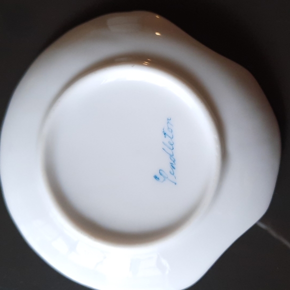C Pendleton Porcelain Trinket Soap Dish Seashells Signed White Blue Small 4" - Picture 2 of 5